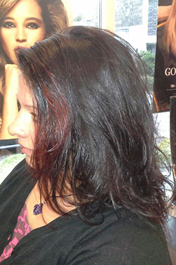 Schwarze Haare mit roten Highlight-Strähnen